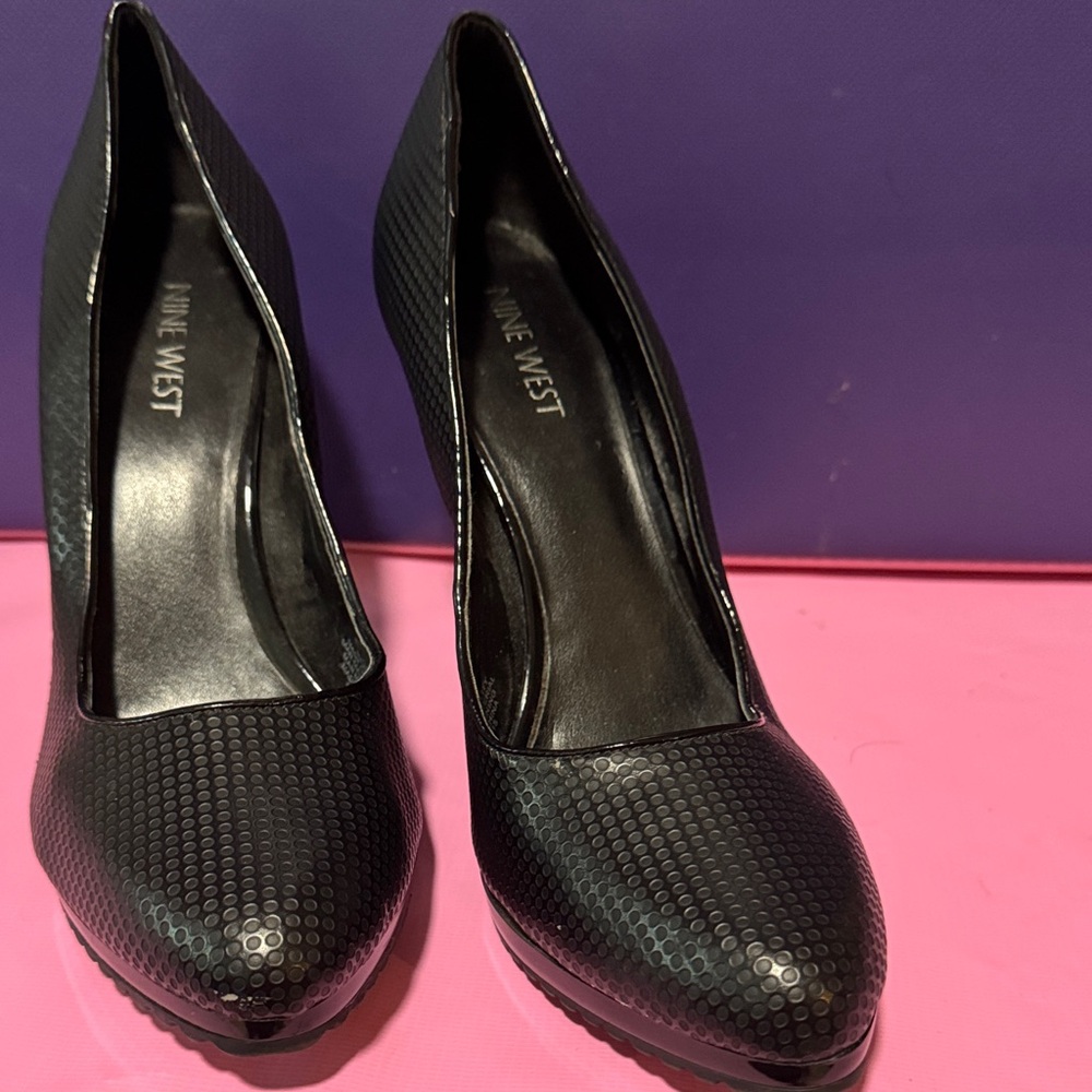 Nine West Black Hex-Textured Pointed-Toe Pumps